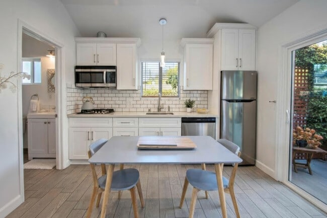 Building Photo - 5838 Beckford Ave Unit 5836-1 Rental