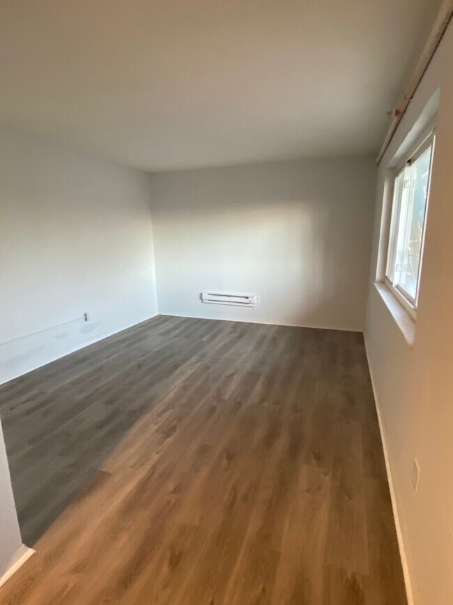 Living Room - 3935 Linden Ave Unit 11