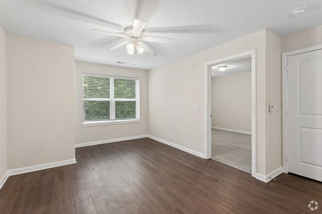 1BR, 1BA - 650SF - Living Room - Reserve at Hollywood