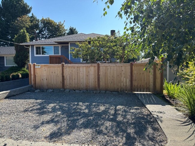 Building Photo - Spacious Living & Prime Location in Crown ... Rental