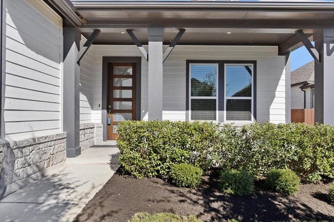 908 Knowles Dr