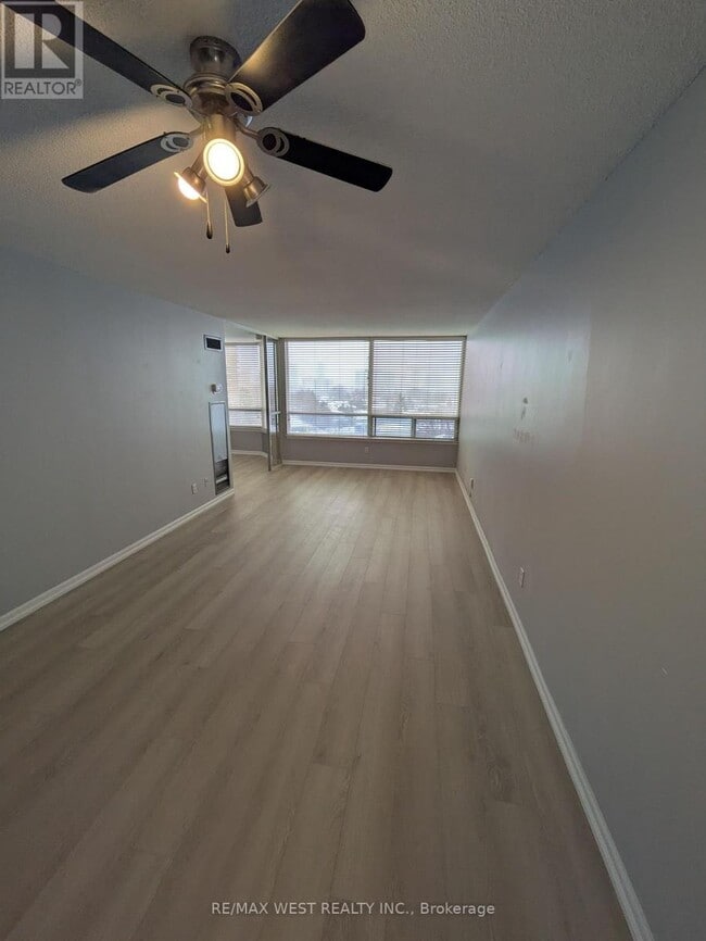 Photo - 1121 Steeles Ave W Unité 702