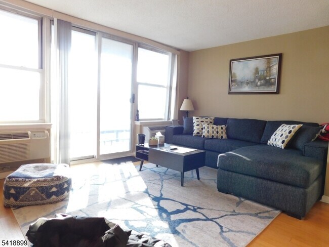 Photo - 300 Main St Unidad 604