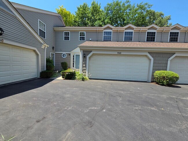 Building Photo - 740 Village Cir