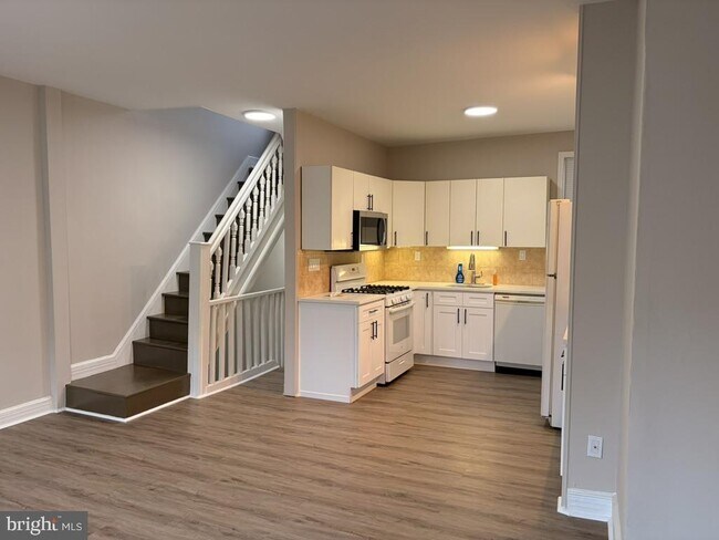 Photo - 2917 W Girard Ave