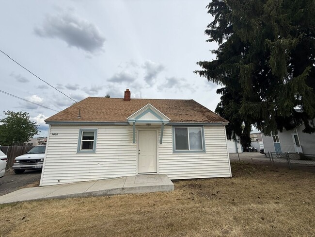 Building Photo - 2/1 Updated Hillyard Home