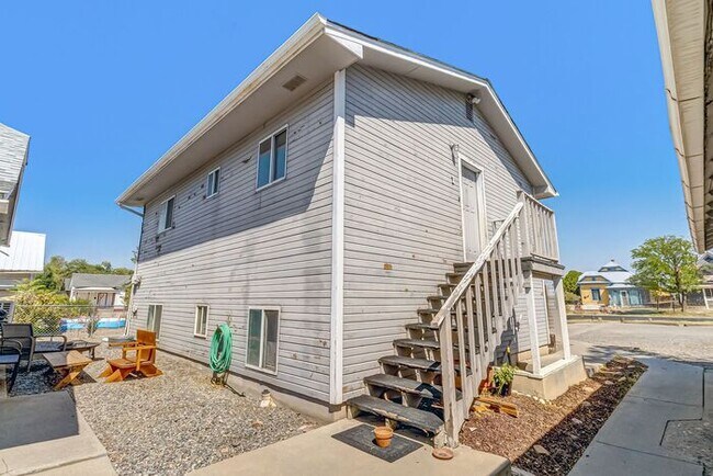 Charming Downtown 2-Bedroom Upstairs Apartment with Off-Street Parking