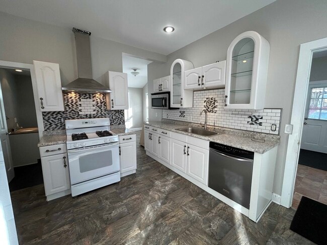 Photo - 542 Lyon St NE