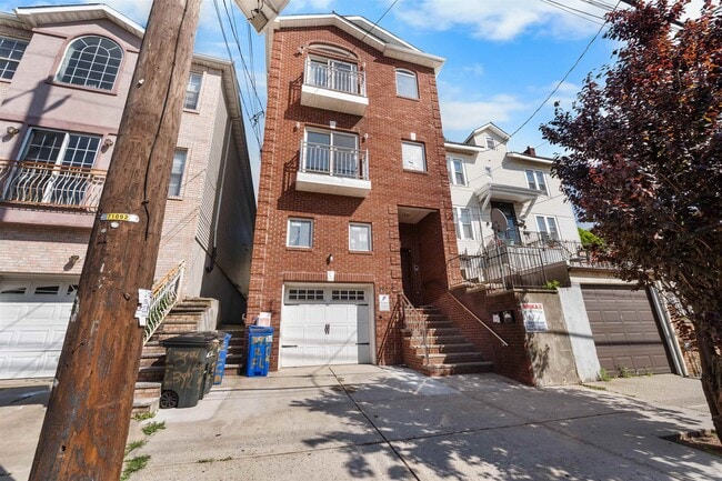Building Photo - 392 Liberty Ave Unit 1