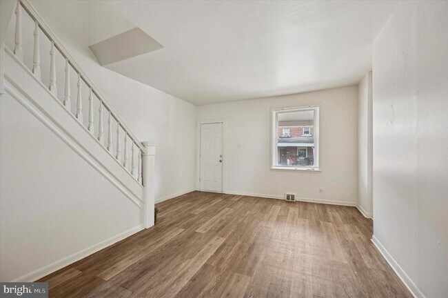 Photo - 5427 Delancey St