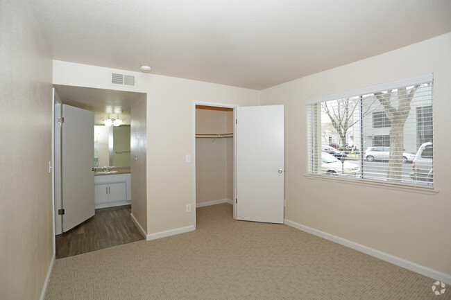2BD, 2BA - 938 SF