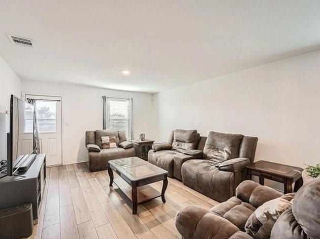 Photo - 3 bed 2 bath house with a fenced in backyard