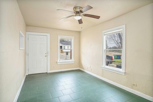 Building Photo - 934 Poinsettia St Unit 1