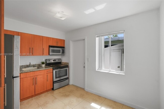 Building Photo - 932 Moffett St Unit 5