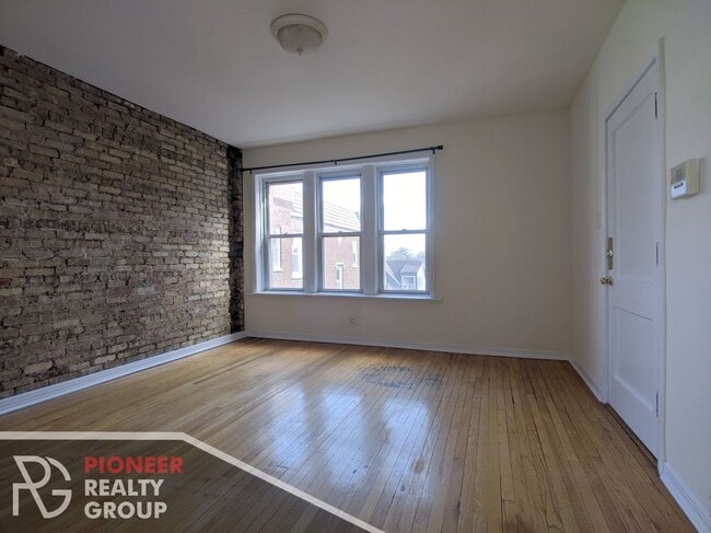 Building Photo - 3042 N Whipple St Unit 2