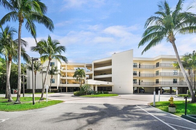 Building Photo - 221 NE Plantation Rd Unit 316