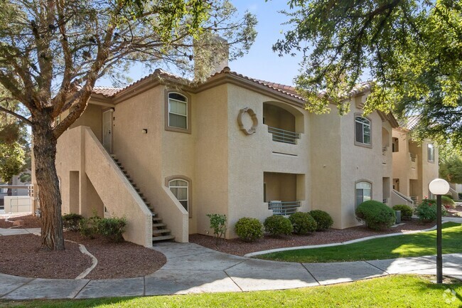 Building Photo - Beautiful Second Story Unit with Sparkling... Rental