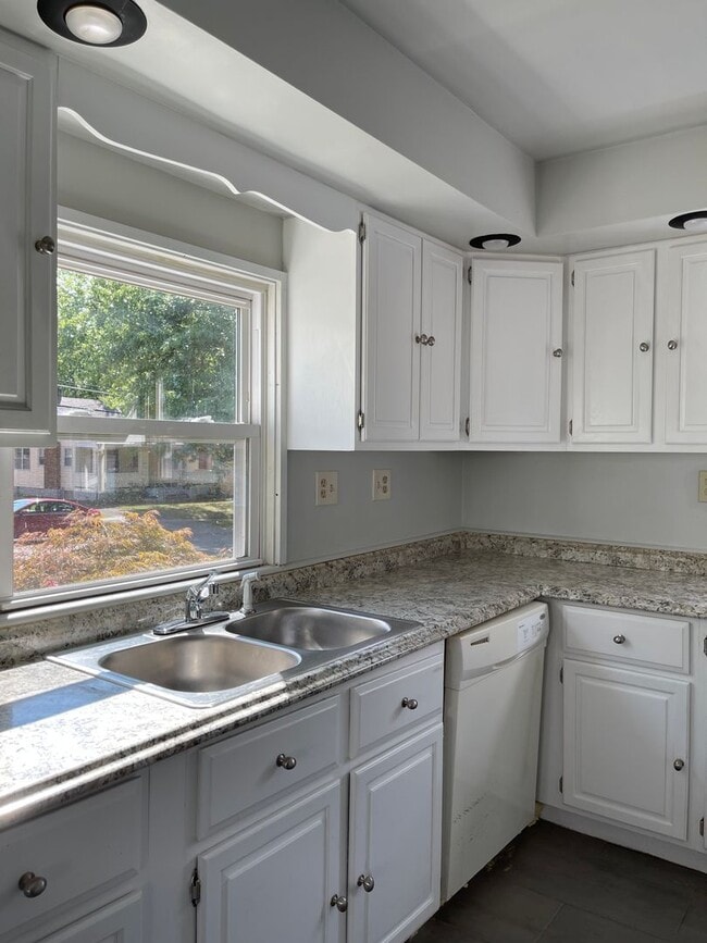 Building Photo - 2-3 Bed Home Available on Quiet Street Newly Renovated!!!