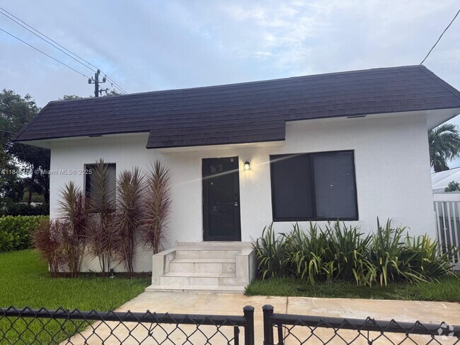 Building Photo - 1800 NW 18th Terrace Unit 1 Rental