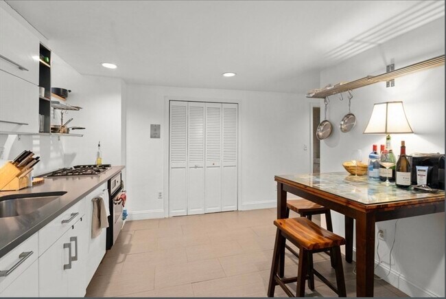 Photo - 16 Dartmouth Pl Unit 1