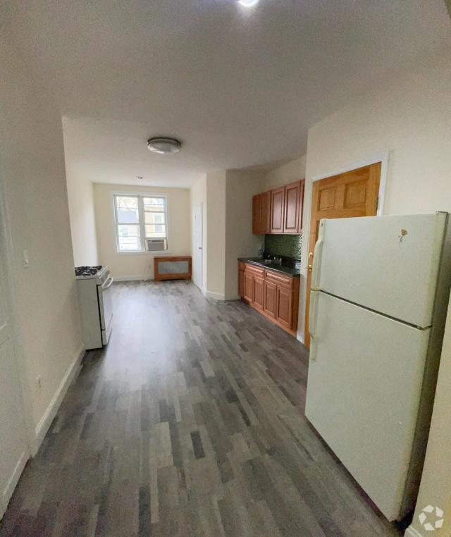 Building Photo - 2 bedroom in Glendale NY 11385 Rental