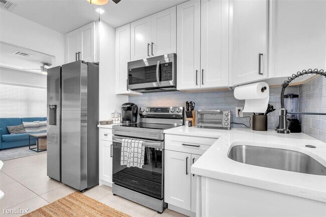 Photo - 4 br, 2 bath House - 217 NE 11th St # 217-219