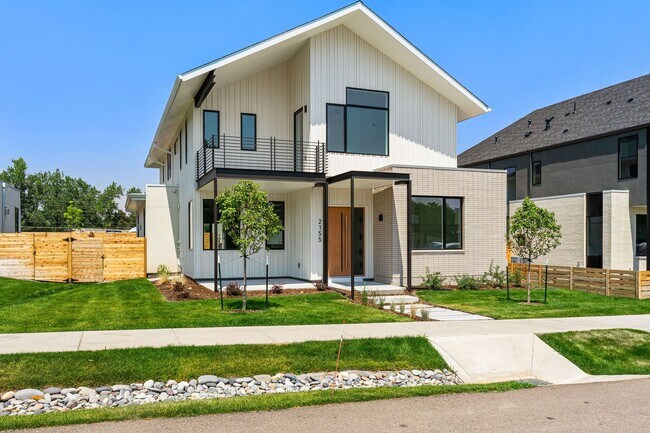 Building Photo - LUXURY LIVING 5 Bed 5 Bath New Home Located In Boulder- Available now!