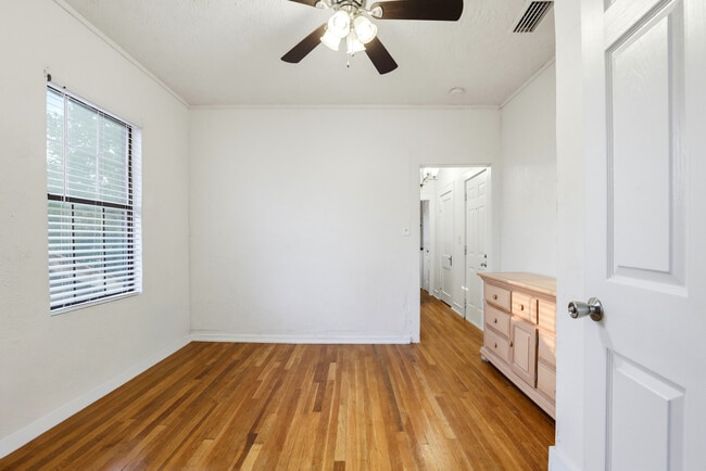 Photo - 1025 W Craig Pl