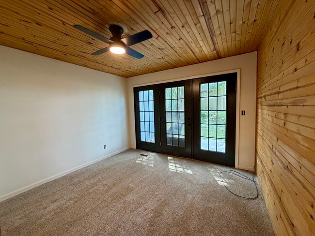 Unit B - Main Floor Bed - 2901 University Dr