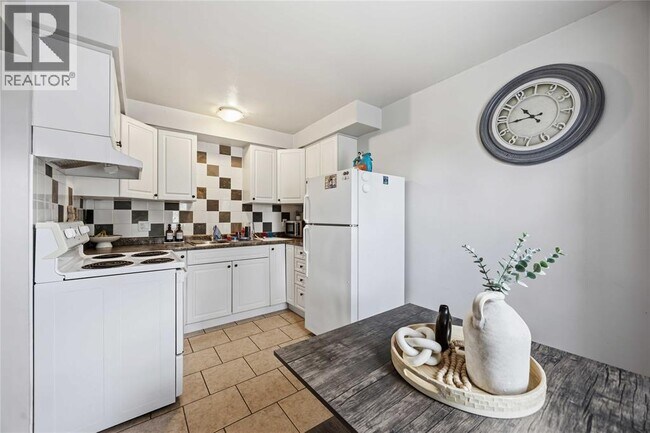 Photo - 205 FANE St