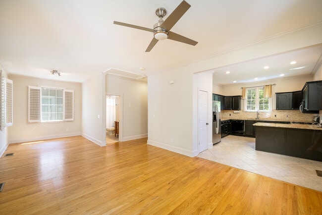 Photo - 125 Short St SE