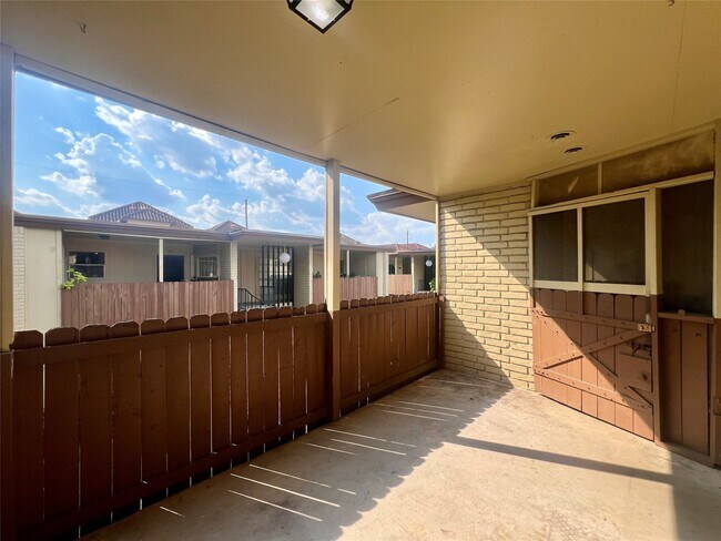 7714 Renwick Dr Unidad K107