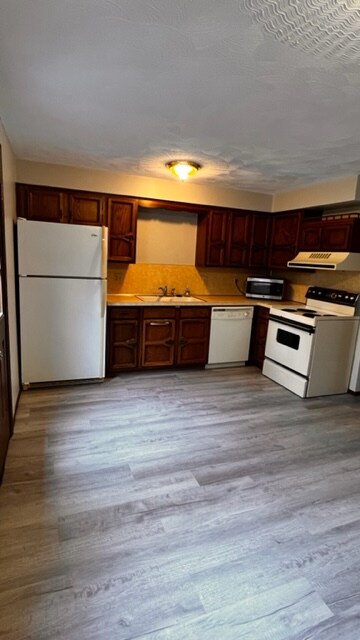 Photo - 7190 Seymour St NW