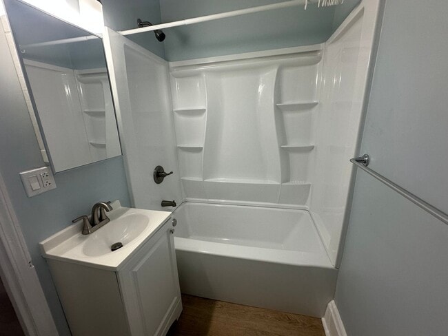 Photo - CUTE 2 BEDROOM HOUSE WITH LARGE BACKYARD IN HAMILTON!