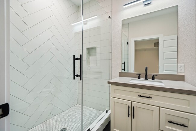 Photo - 1003 E 33rd St