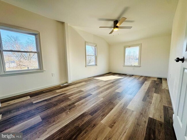 Photo - 552 Merchant St