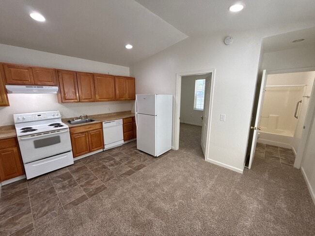 Photo - 647 Columbia St NE