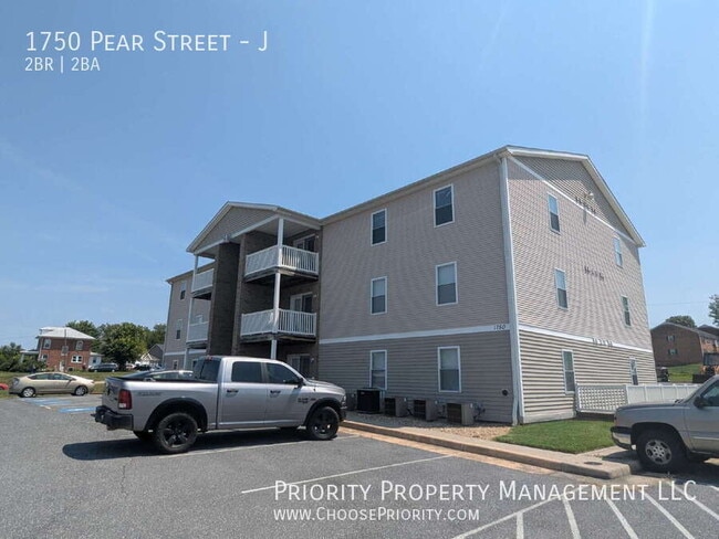 Building Photo - 1750 Pear St Unit J
