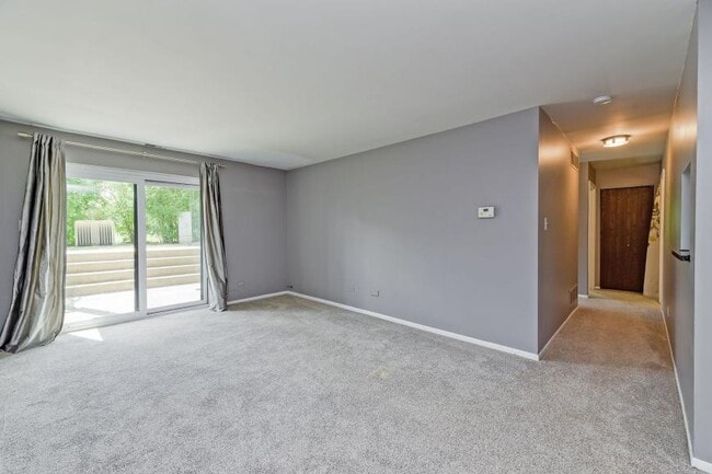 Building Photo - 2 bedroom in Wheaton IL 60189 Unit E3 Rental