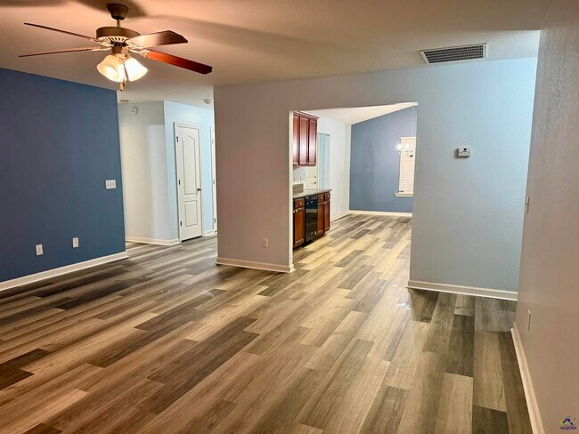 Photo - 423 Haddenham Ct