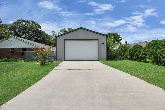 Photo - 3400 Surrey Ln