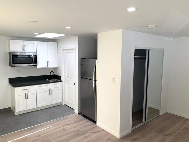 6729 Amigo Ave Unit B