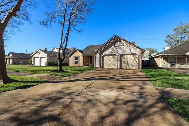 Photo - 3302 Kempwood Dr House