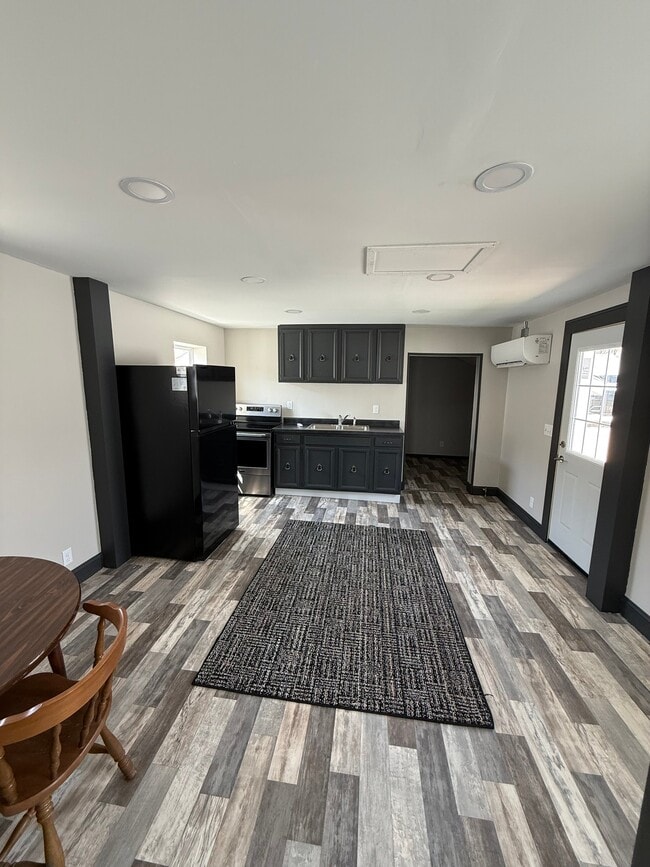 Photo - 710.5 W 8th St