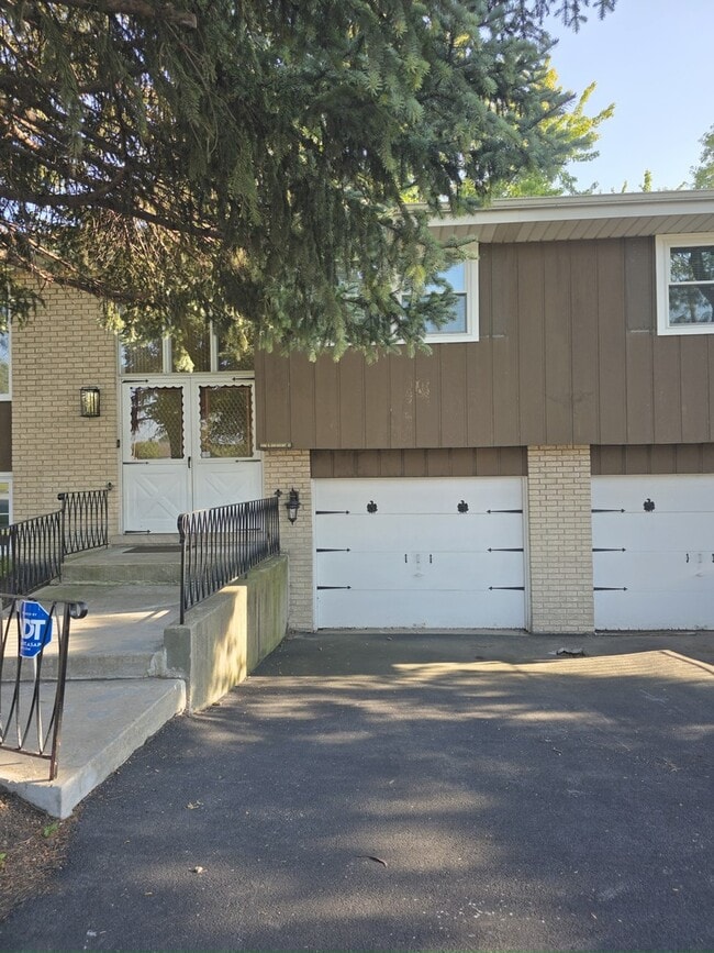 Building Photo - 9100 Crescent Ct Rental