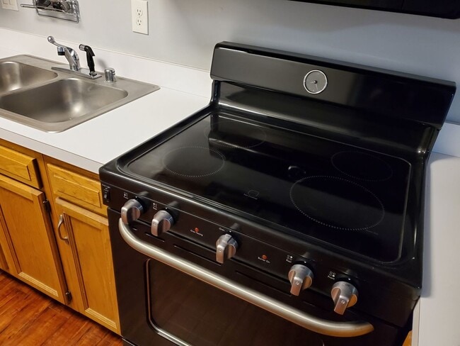 Photo - AVAILABLE NOW! Want a GREAT Location? Want an Average LGE Bill of $30/mo?? This Beautiful 1 Be...