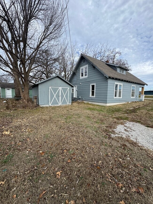 Photo - 4 bedroom/1 bath house w/storage building