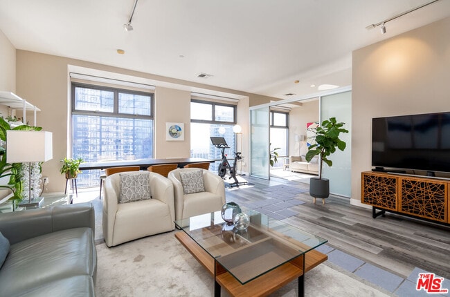 Building Photo - 801 S Grand Ave Unit 1909