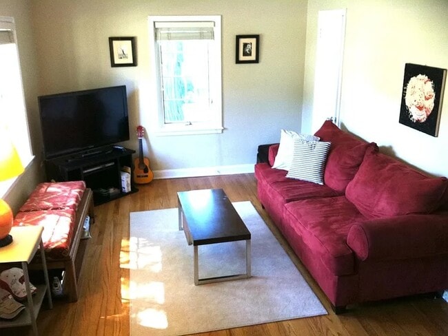 Sala de estar con pisos de madera - 306 N Blackhawk Ave