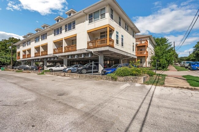 Photo - 305 E 31st St Unit 6